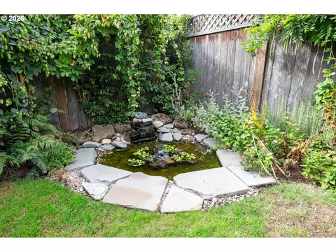 Exterior - 1474 Arondo Ct, Eugene, OR 97401 photo 9 of 11