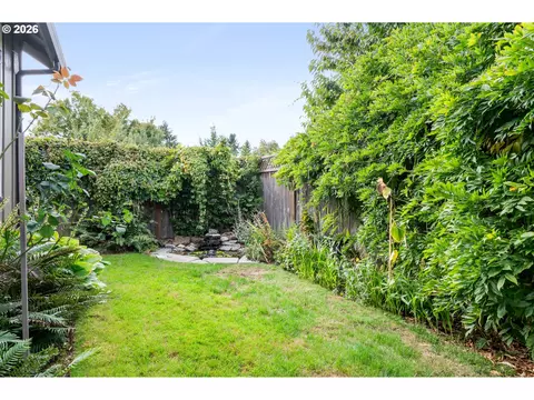 Exterior - 1474 Arondo Ct, Eugene, OR 97401 photo 7 of 11