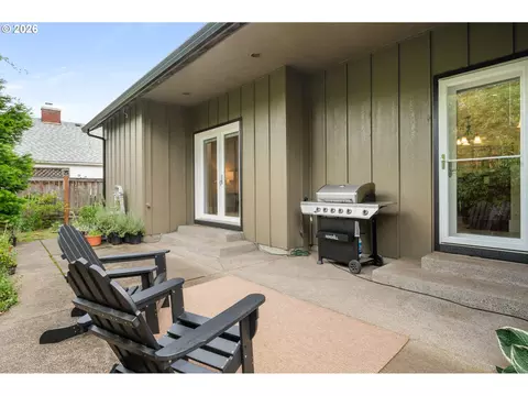 Exterior - 1474 Arondo Ct, Eugene, OR 97401 photo 5 of 11