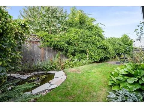 Exterior - 1474 Arondo Ct, Eugene, OR 97401 photo 8 of 11