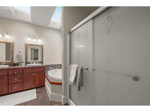 Bath - 1474 Arondo Ct, Eugene, OR 97401 photo 2 of 4