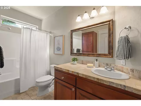 Bath - 1474 Arondo Ct, Eugene, OR 97401 photo 3 of 4