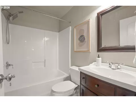 Bath - 1474 Arondo Ct, Eugene, OR 97401 photo 4 of 4