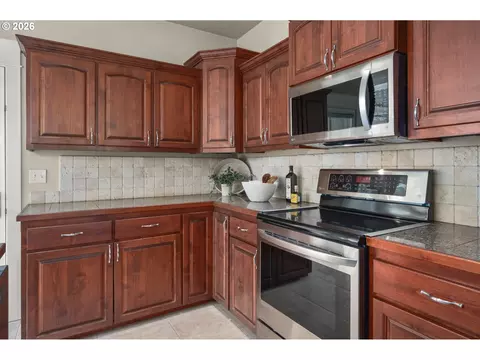 Kitchen - 1474 Arondo Ct, Eugene, OR 97401 photo 5 of 6