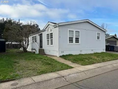 700 N Mill St #8, Creswell, OR 97426