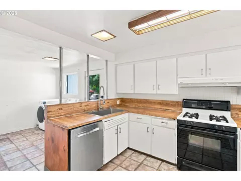 Kitchen - 1147 Park Ave, Eugene, OR 97404 photo 3 of 4