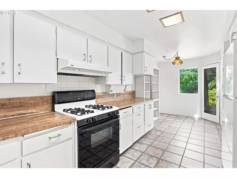 Kitchen - 1147 Park Ave, Eugene, OR 97404 photo 1 of 4