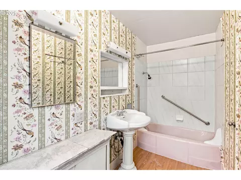 Bath - 1147 Park Ave, Eugene, OR 97404 photo 2 of 4