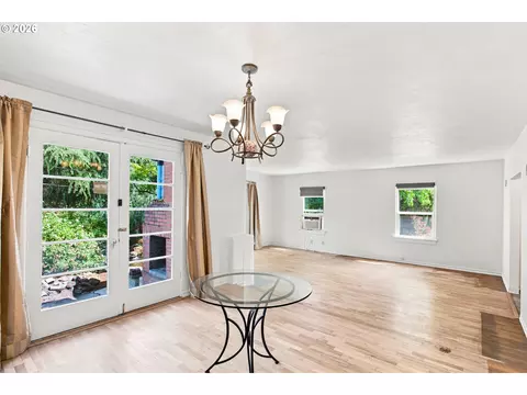 Living - 1147 Park Ave, Eugene, OR 97404 photo 2 of 3