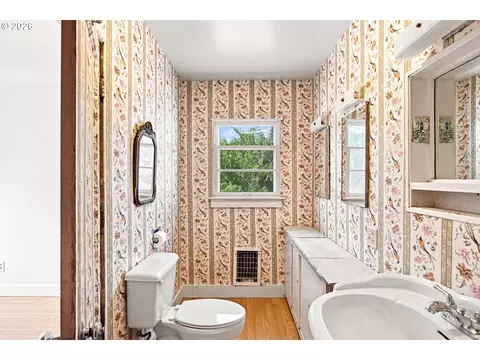 Bath - 1147 Park Ave, Eugene, OR 97404 photo 1 of 4