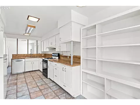 Kitchen - 1147 Park Ave, Eugene, OR 97404 photo 2 of 4