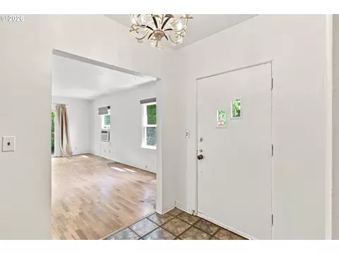Entry Way - 1147 Park Ave, Eugene, OR 97404 photo 2 of 2