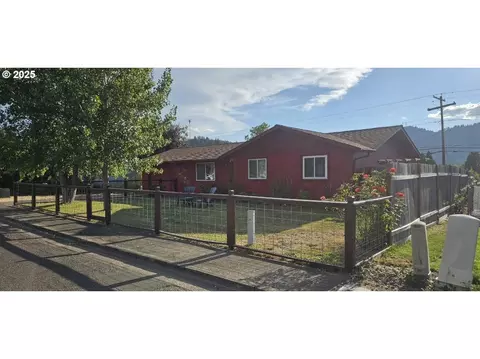 208 NE Darcie Way, Myrtle Creek, OR 97457