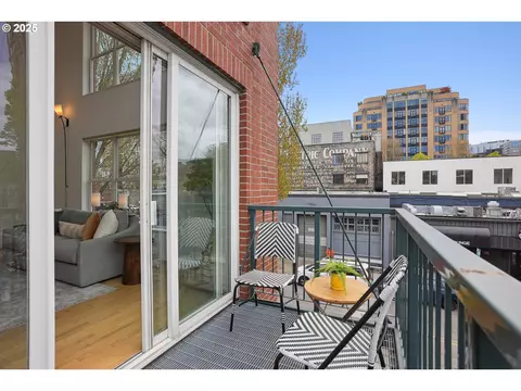 1009 NW Hoyt St #214, Portland, OR 97209