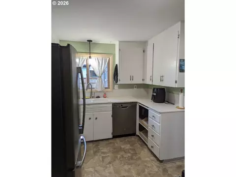 Kitchen - 2682 Harris St, Eugene, OR 97405 photo 3 of 4