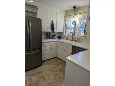Kitchen - 2682 Harris St, Eugene, OR 97405 photo 1 of 4