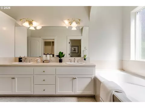 Bath - 3473 Riverplace Dr, Eugene, OR 97401 photo 2 of 7