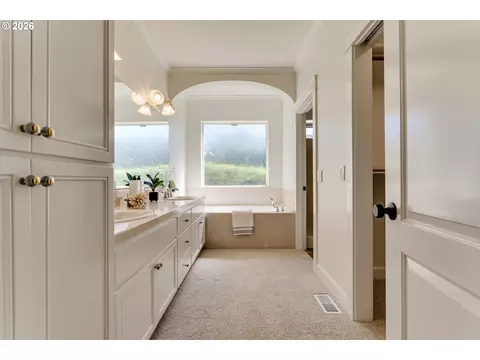 Bath - 3473 Riverplace Dr, Eugene, OR 97401 photo 3 of 7