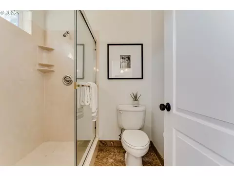 Bath - 3473 Riverplace Dr, Eugene, OR 97401 photo 5 of 7