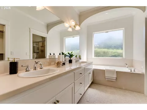 Bath - 3473 Riverplace Dr, Eugene, OR 97401 photo 1 of 7