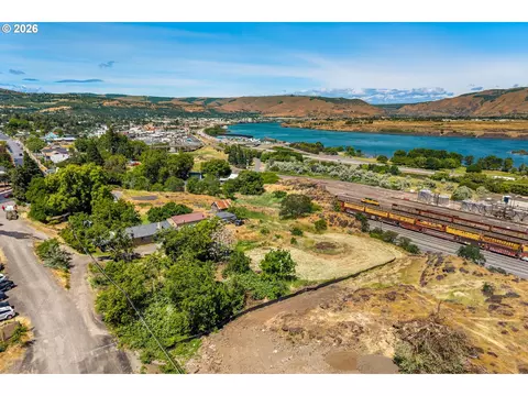 1915 E 9th St, The Dalles, OR 97058 photo 2