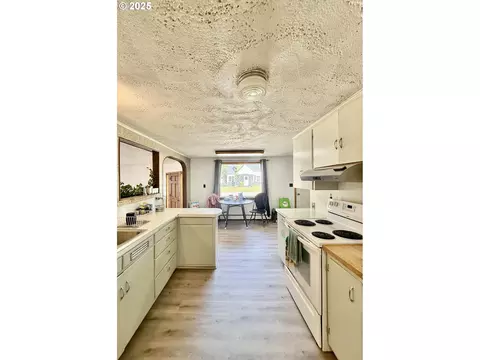 Kitchen - 362 E Dearborn St, Union, OR 97883 photo 5 of 5