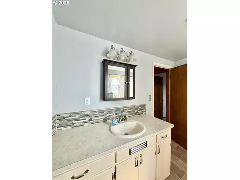 Bath - 362 E Dearborn St, Union, OR 97883 photo 3 of 4