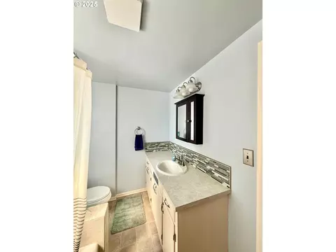 Bath - 362 E Dearborn St, Union, OR 97883 photo 2 of 4