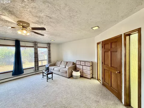 Living - 362 E Dearborn St, Union, OR 97883 photo 1 of 7