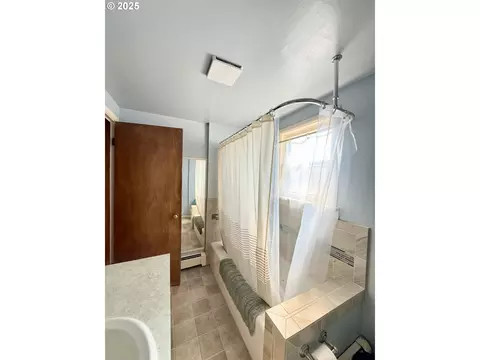 Bath - 362 E Dearborn St, Union, OR 97883 photo 4 of 4