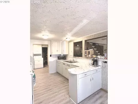 Kitchen - 362 E Dearborn St, Union, OR 97883 photo 2 of 5