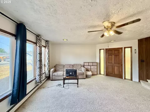Living - 362 E Dearborn St, Union, OR 97883 photo 2 of 7