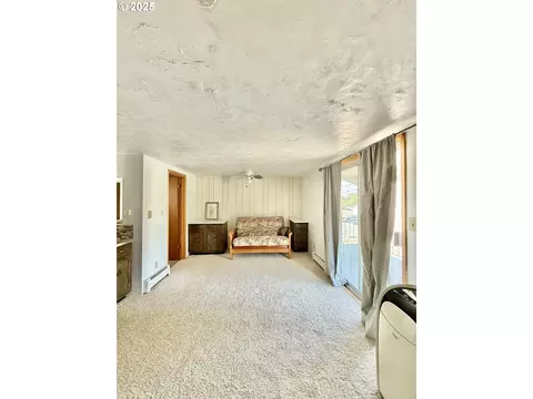 Living - 362 E Dearborn St, Union, OR 97883 photo 5 of 7