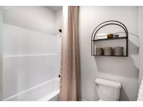 Bath - 5309 N 85th Ave, Camas, WA 98607 photo 4 of 7