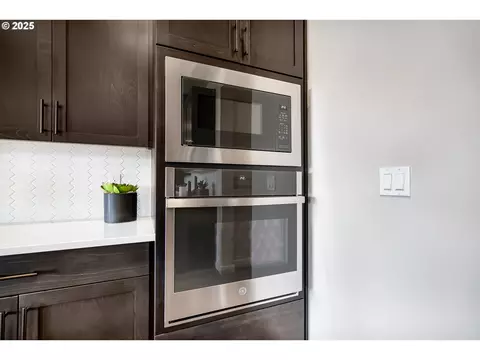 Kitchen - 5309 N 85th Ave, Camas, WA 98607 photo 8 of 12