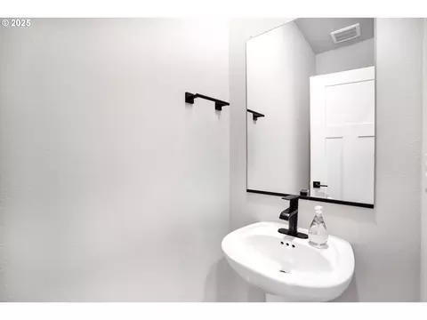 Bath - 5309 N 85th Ave, Camas, WA 98607 photo 1 of 7