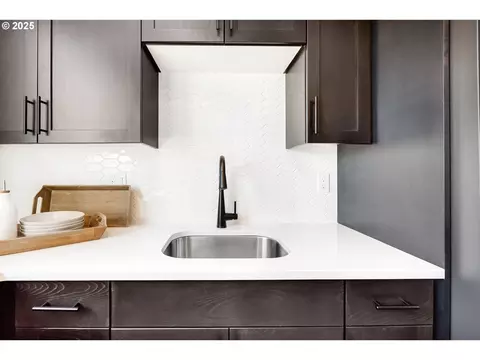 Kitchen - 5309 N 85th Ave, Camas, WA 98607 photo 11 of 12