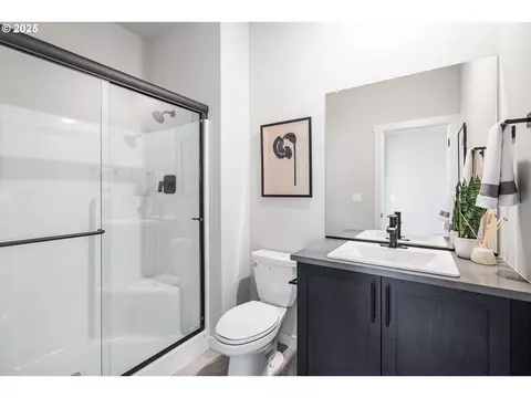 Bath - 5309 N 85th Ave, Camas, WA 98607 photo 2 of 7