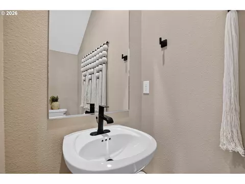 Bath - 5729 Basalt Ct, Springfield, OR 97478 photo 7 of 7