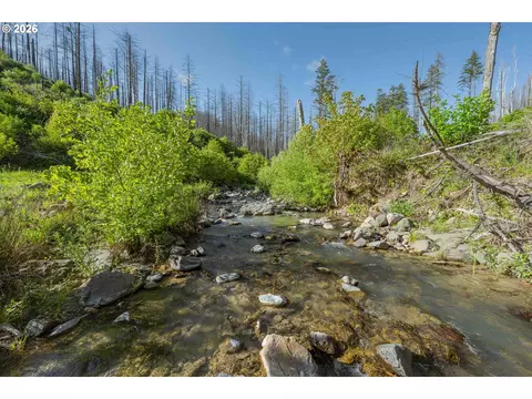 942 Honey Creek Rd, Idleyld Park, OR 97447