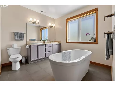 Bath - 4312 Wendell Ln, Eugene, OR 97405 photo 1 of 6