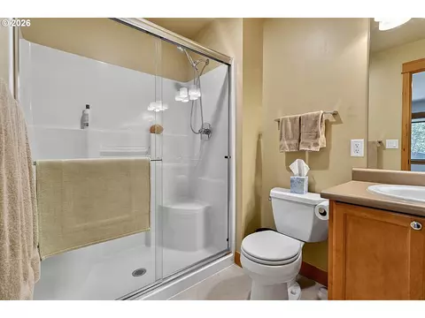 Bath - 4312 Wendell Ln, Eugene, OR 97405 photo 6 of 6