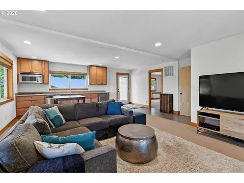 Living - 4312 Wendell Ln, Eugene, OR 97405 photo 4 of 5
