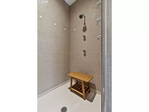 Bath - 4312 Wendell Ln, Eugene, OR 97405 photo 3 of 6