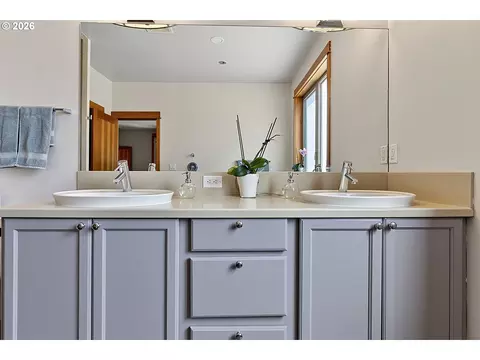 Bath - 4312 Wendell Ln, Eugene, OR 97405 photo 2 of 6