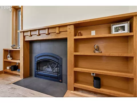 Living - 4312 Wendell Ln, Eugene, OR 97405 photo 3 of 5