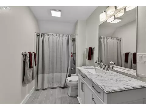 Bath - 4312 Wendell Ln, Eugene, OR 97405 photo 5 of 6