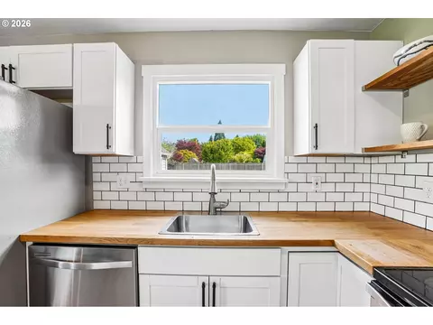 Kitchen - 3021 SE 3rd Ave, Camas, WA 98607 photo 5 of 6