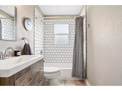 Bath - 3021 SE 3rd Ave, Camas, WA 98607 photo 3 of 3
