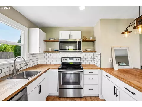 Kitchen - 3021 SE 3rd Ave, Camas, WA 98607 photo 4 of 6